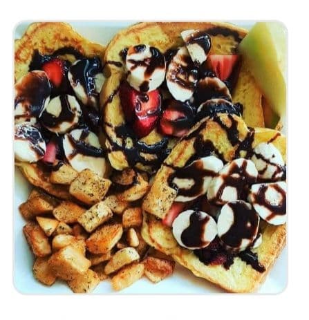 Sandwich de pain doré au beurre d'arachide / Sandwich of French Toast Stuffed with Peanut Butter