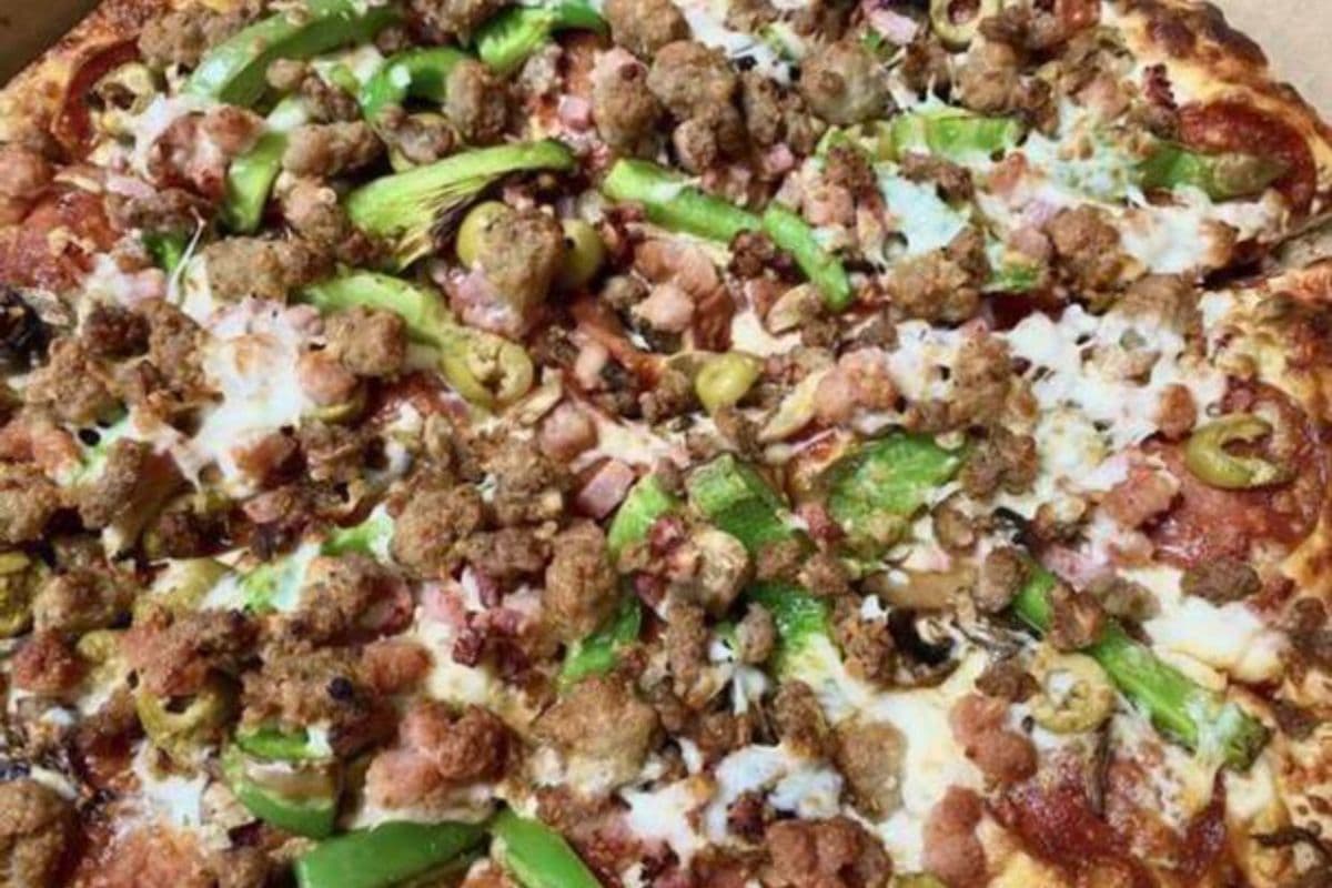 Medium Mr. Reginos Pizza