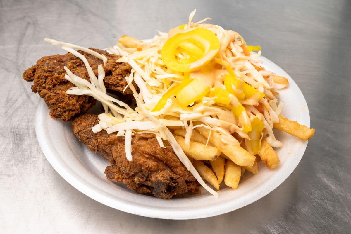 Tres Piezas de Pollo, Papas Fritas, Repollo, and una Soda