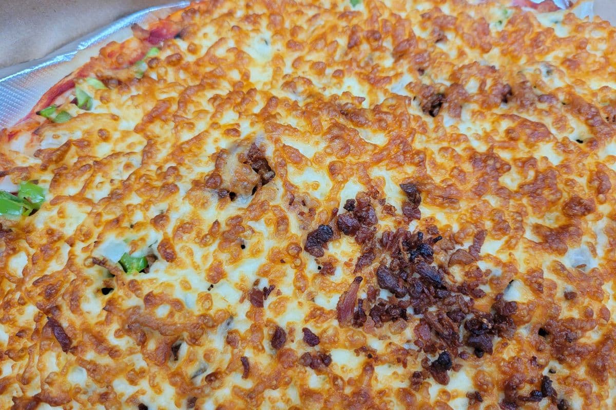 12'' Pizza garnie, oignons et bacon