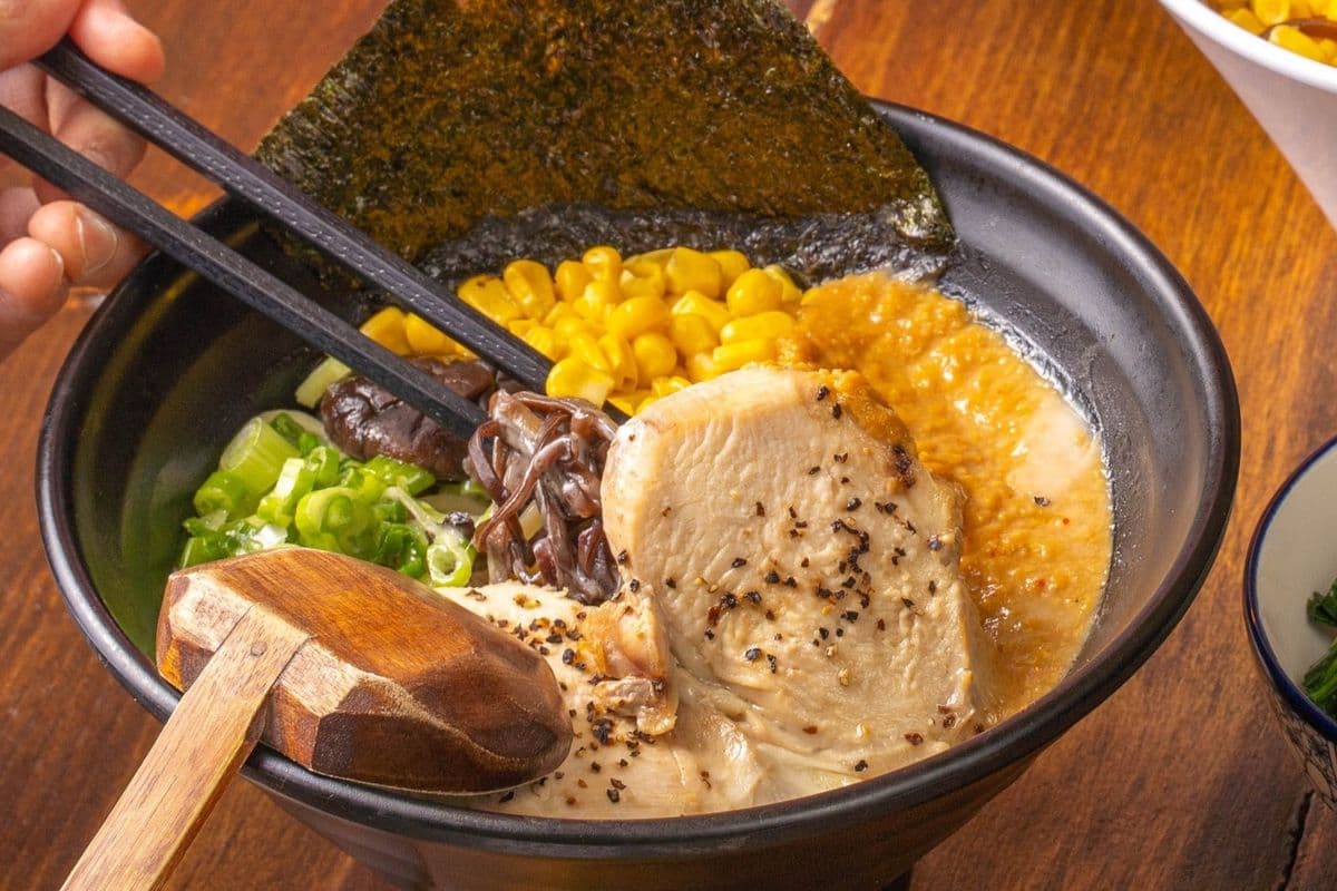 Ramen Tonkotsu au poulet et miso épicé / Chicken Tonkotsu with Spicy Miso Ramen