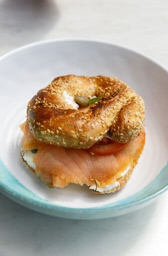 Saumon fumé sur bagel grillé / Smoked Salmon on a Toasted Bagel