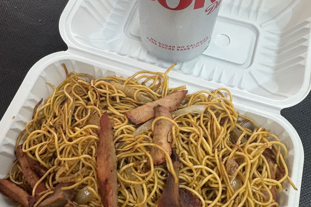 Combo C:Soy Fried egg noodles +Pop/套餐C:叉烧炒面+饮料