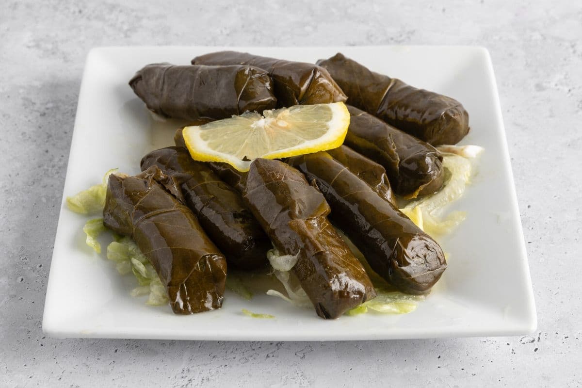 Dolmathes and Garlic Sauce (10 pcs)
