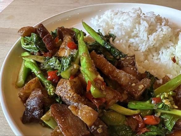 Kana Moo Grob - Crispy Pork and Chinese Broccoli Stir-Fried / porc croustillant sauté avec du brocoli chinois
