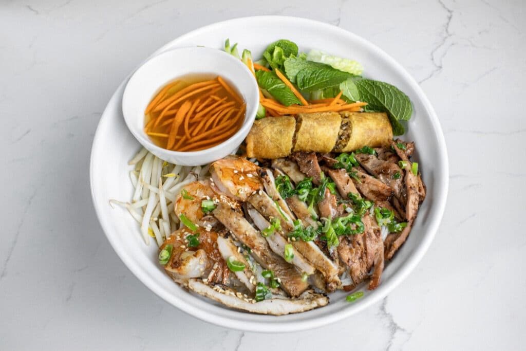 D5. Combo (crevettes, porc, poulet et rouleau impérial) / Combo (Shrimps, Pork, Chicken, and Spring Roll)