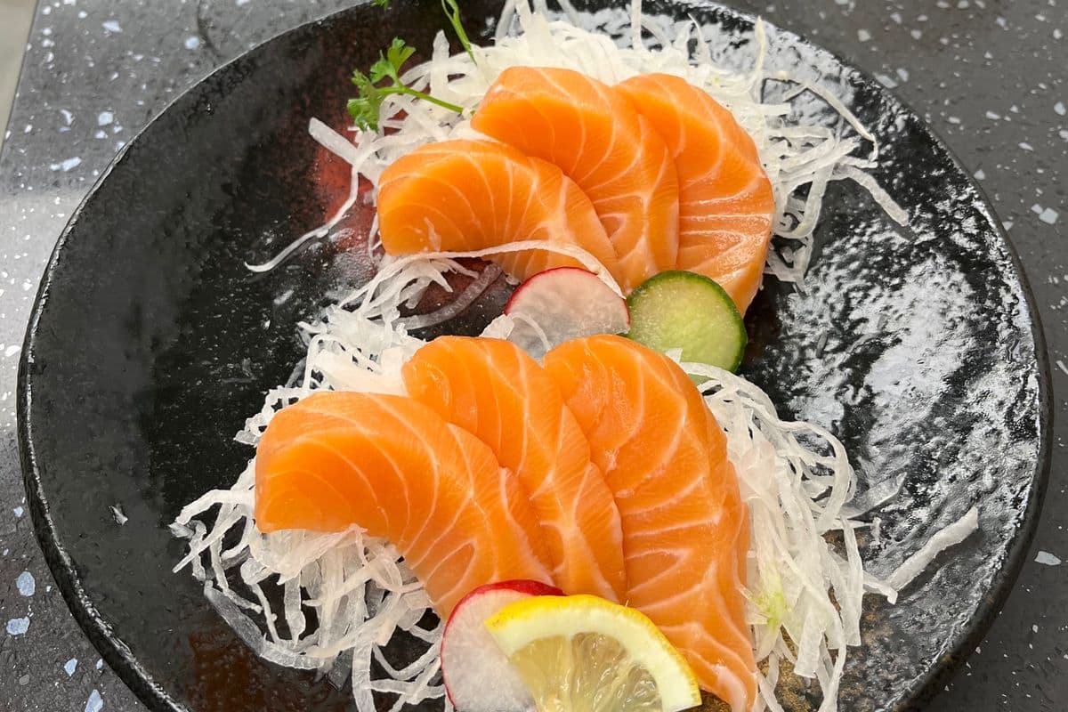 Salmon Sashimi (6 pcs)