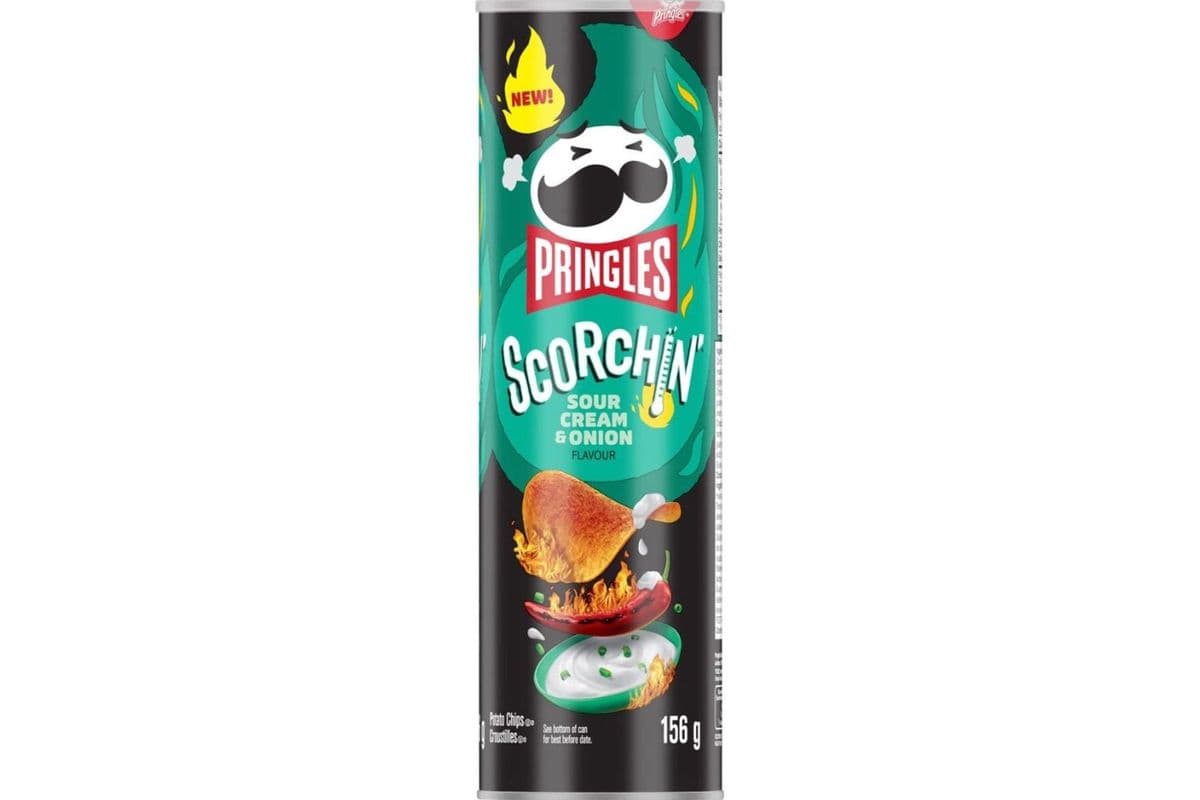 Pringles Scorchin’ Sour Cream & Onion Can (156 g)