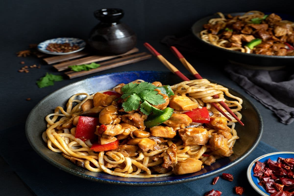 Braised Chicken with Hand-Pulled Noodles (Boneless)