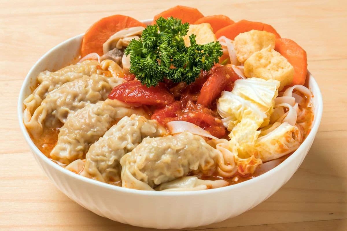 Thai Sweet-and-Sour Soup with Chicken Vegetable Wonton (5 pcs)