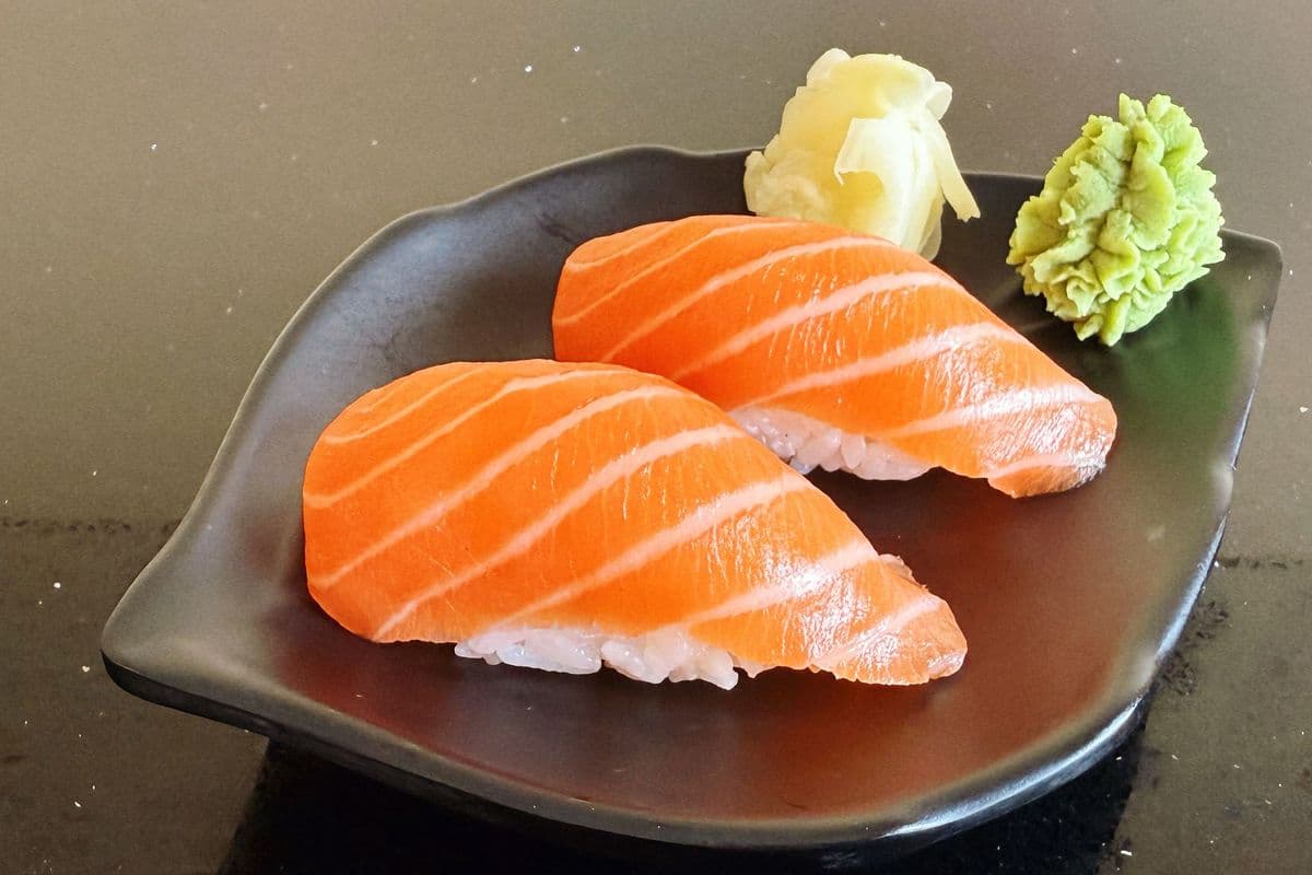 T1. Salmon Sushi (2 pc)