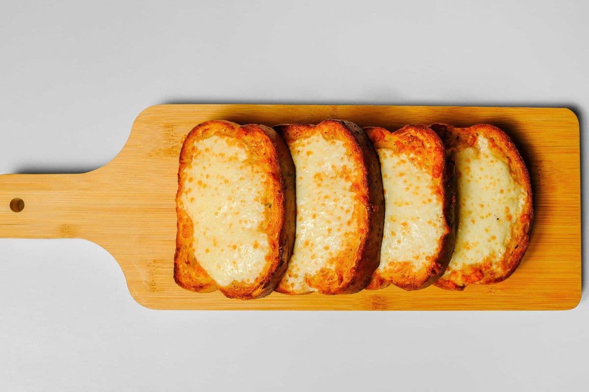 Cheesy Garlic Bread (4pcs)