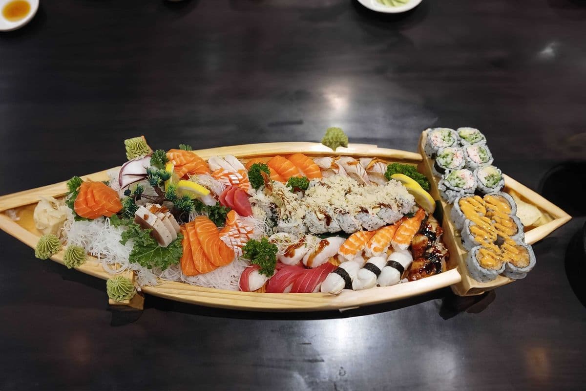 Sushi, Sashimi & Roll Tray Medium (64 pcs)