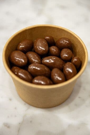 Amandes recouvertes de chocolat / Chocolate Covered Almonds