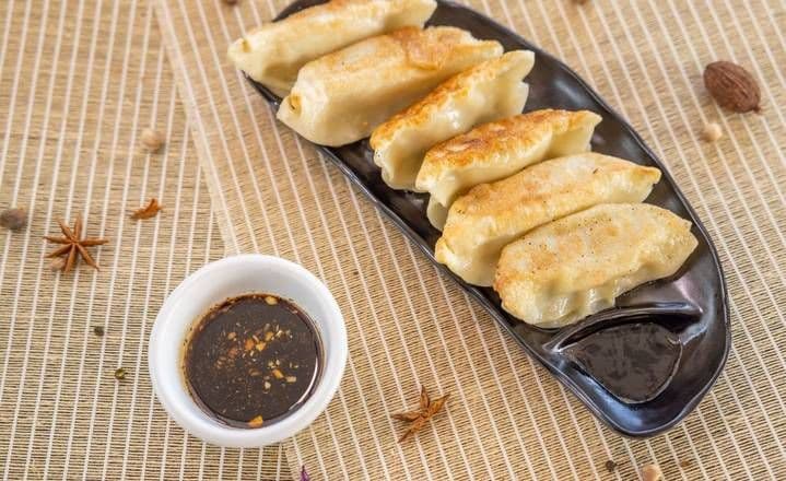A23 Pan-Fried or Steamed Dumpling 饺子 (6 pcs)