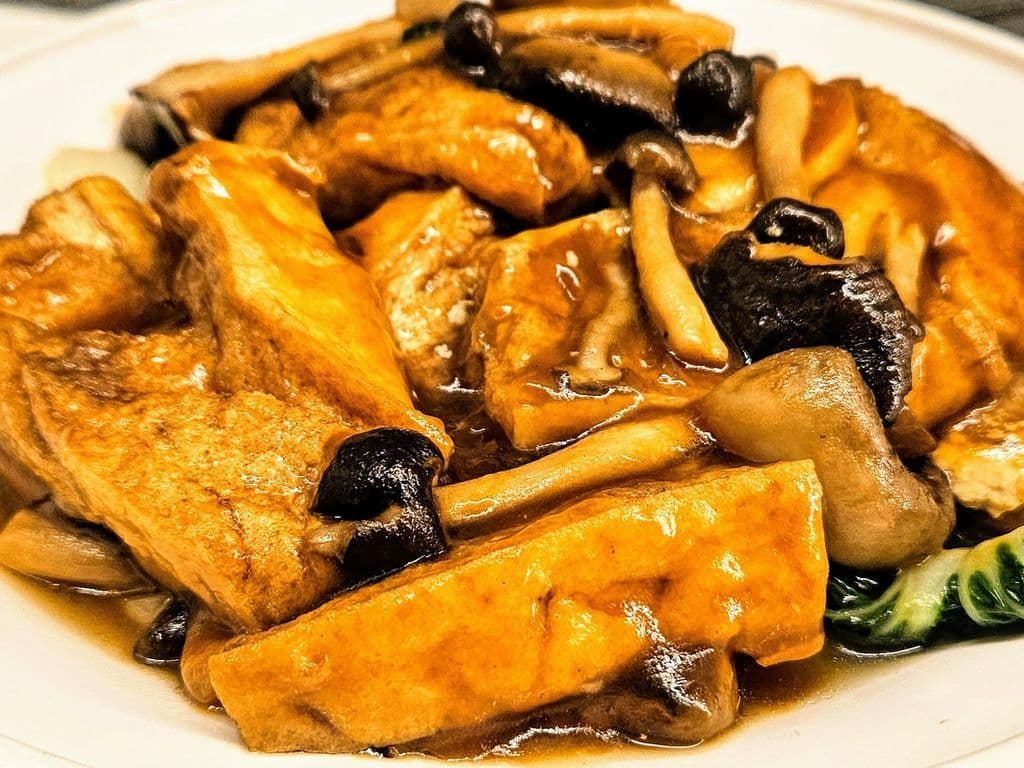 V1 Braised Tofu with Vegetables and Mushrooms 什菌紅燒豆腐