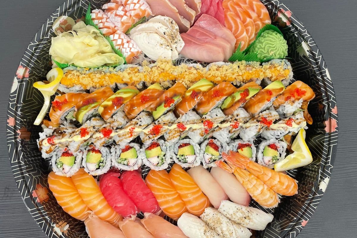 Sushi, Sashimi and Roll Platter Large (68 pcs)