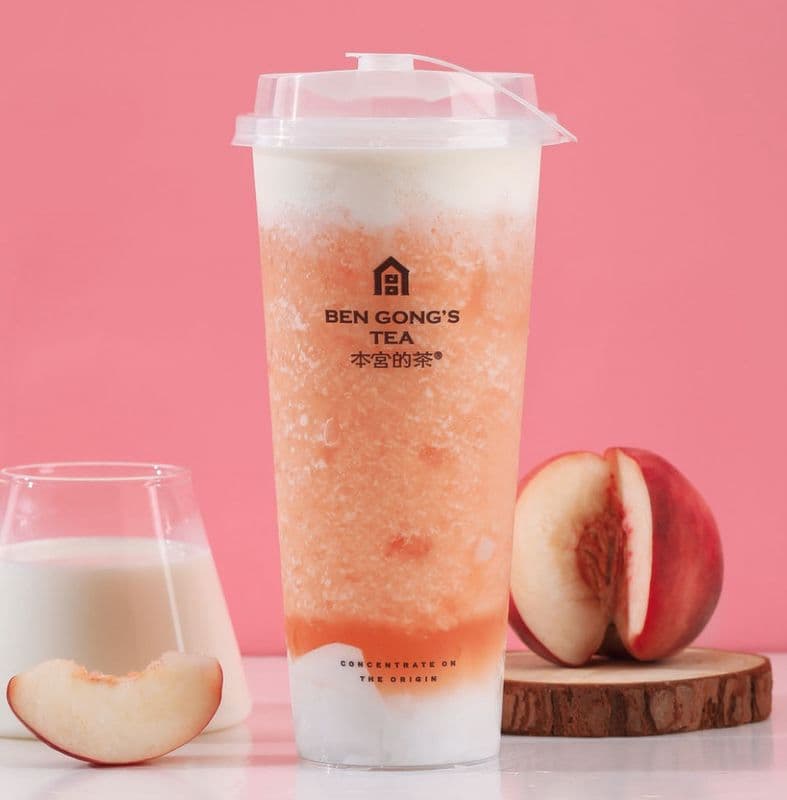 Peach slush with cheese foam / 蜜桃芝⼠冰沙