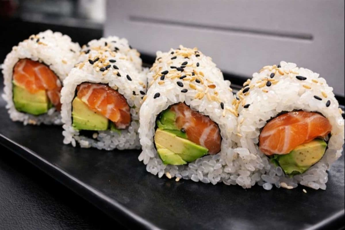 MR 7. Alaska Salmon Roll (6 pcs)