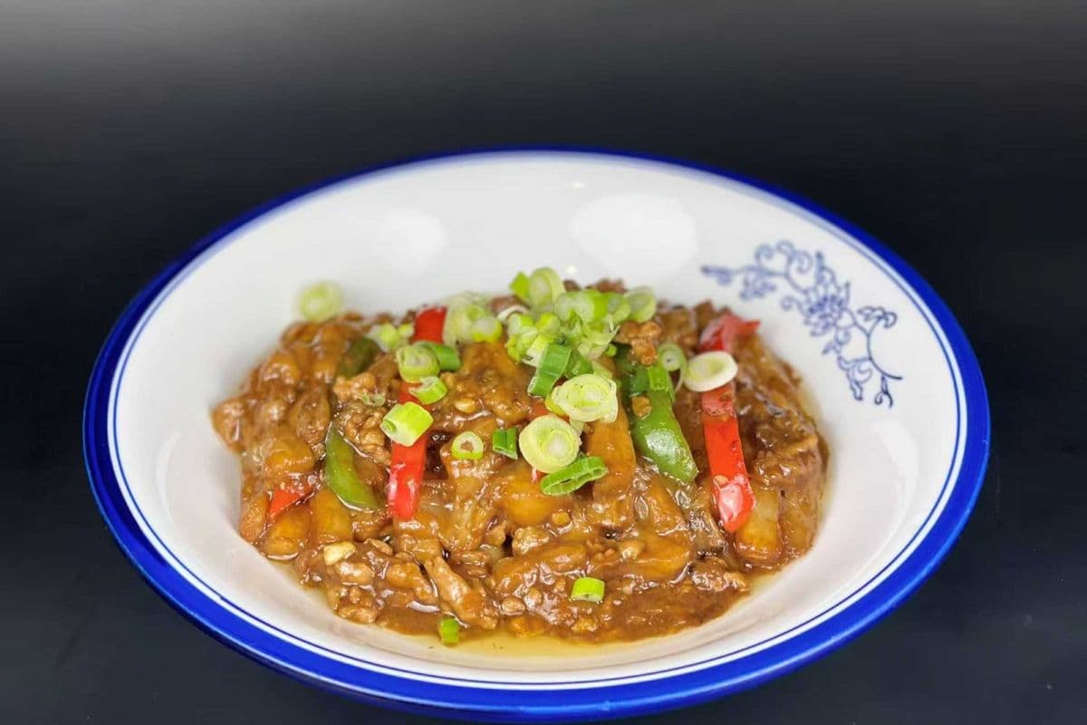 Soy-Braised Eggplant Strips with Minced Chicken / 酱香茄条(鸡肉末)