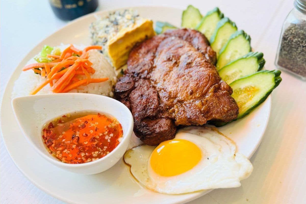 CƠM SƯỜN ( PORK CHOP COMBO) COM SUON