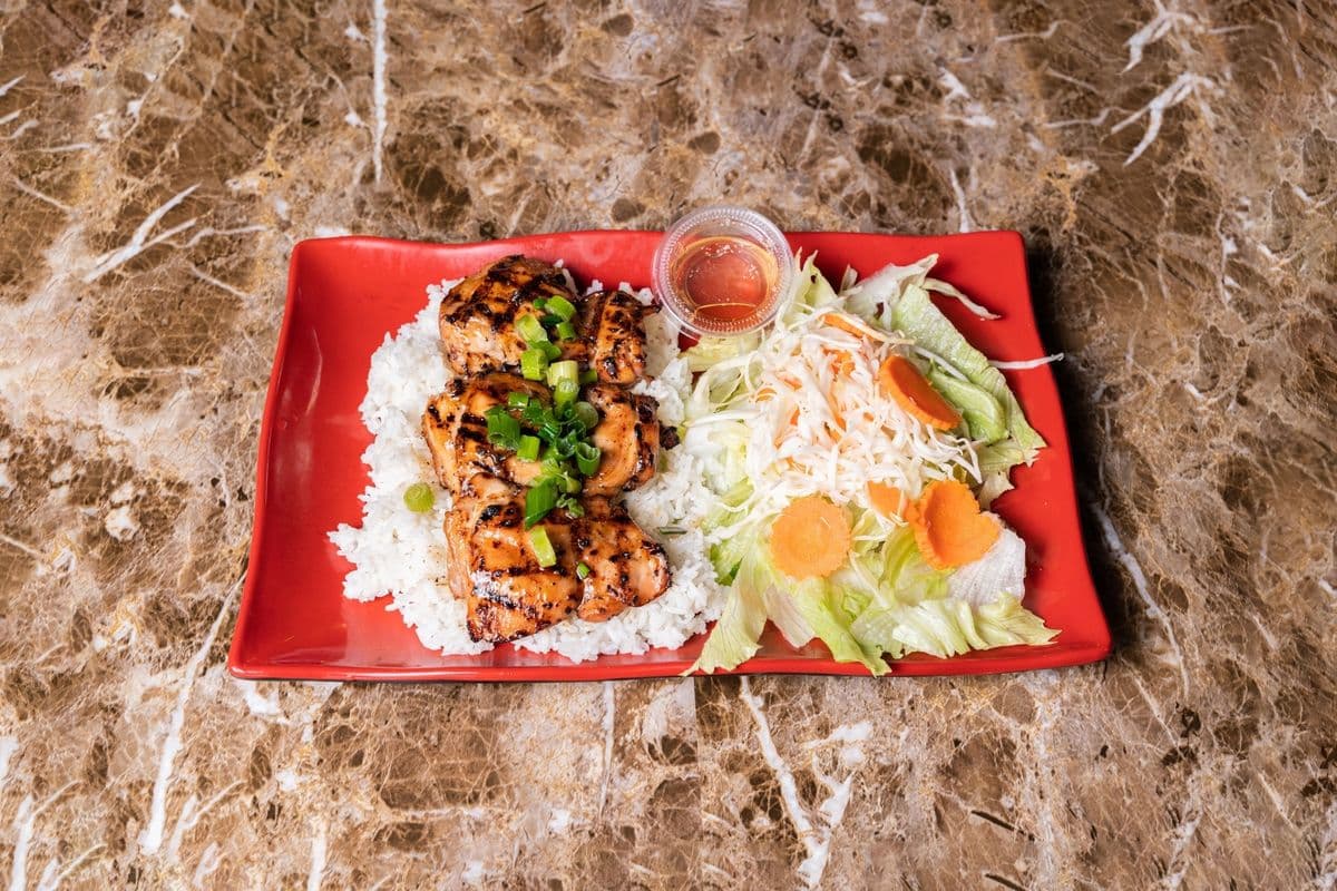 17. Poulet grillé avec salade et riz / Grilled Chicken with Salad and Rice鸡饭