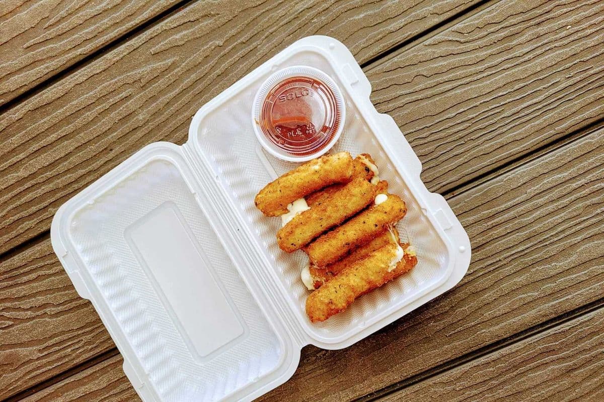Mozzarella Sticks (8 pcs)