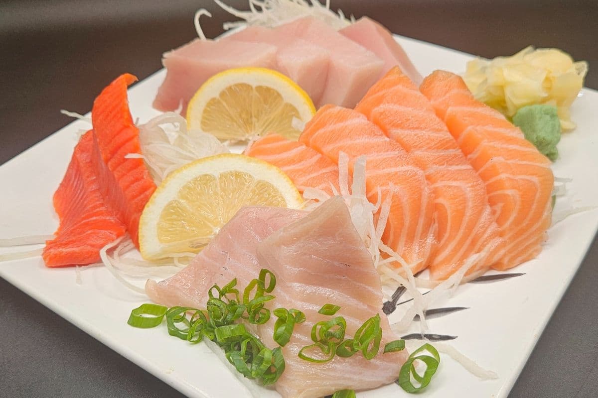 Assorted Sashimi (12 pcs)