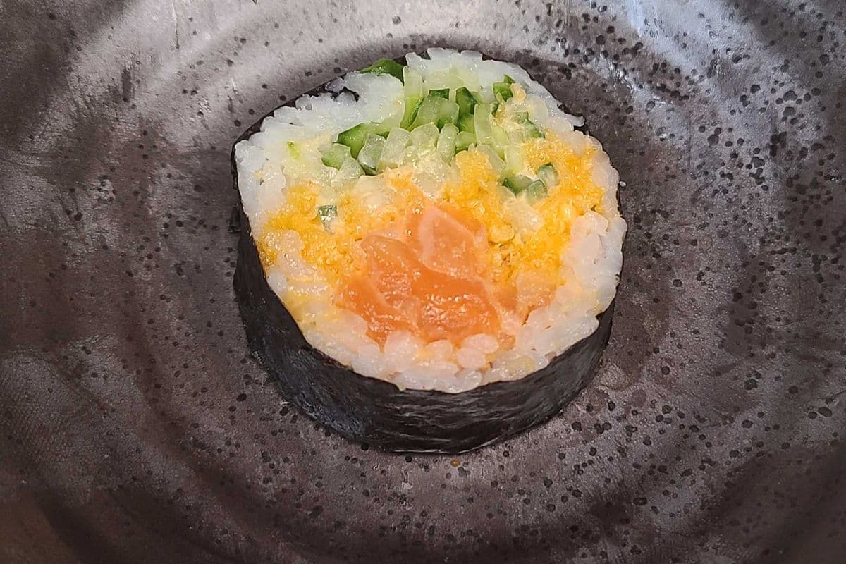 64. Futomaki Au Saumon Épicé / Spicy Salmon Futomaki Roll