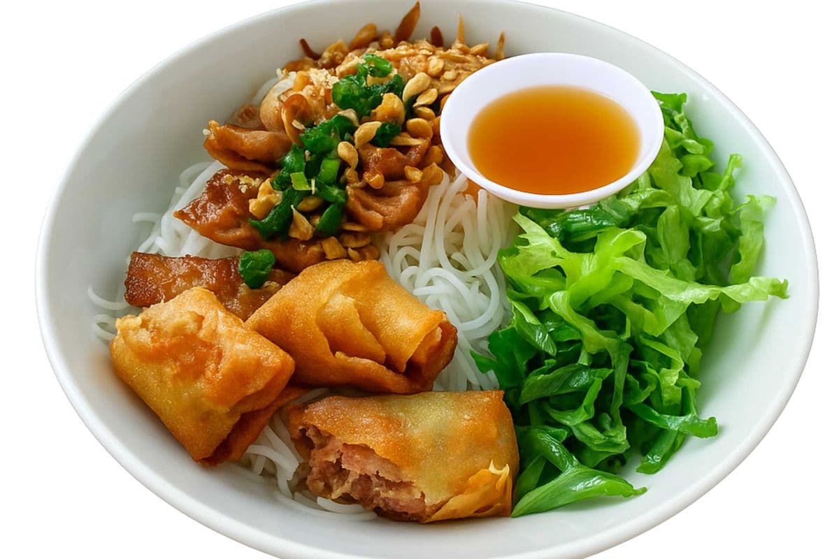 B03. Vermicelles au poulet sauté et nems | Vermicelli with Sautéed Chicken & Imperial Roll | Bún gà xào chả giò