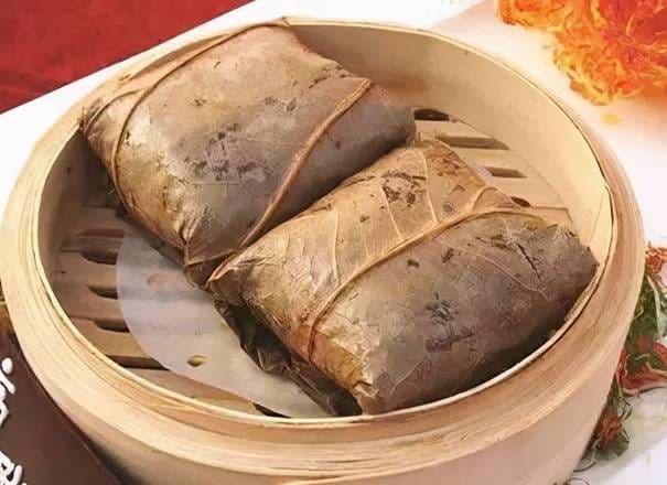 #54 Riz Collant avec de la Viande (2 mcx) / Sticky Rice with Meat (2 pcs) / #54 Riz Collant avec de la Viande (2 mcx) / Sticky Rice with Meat (2 pcs)