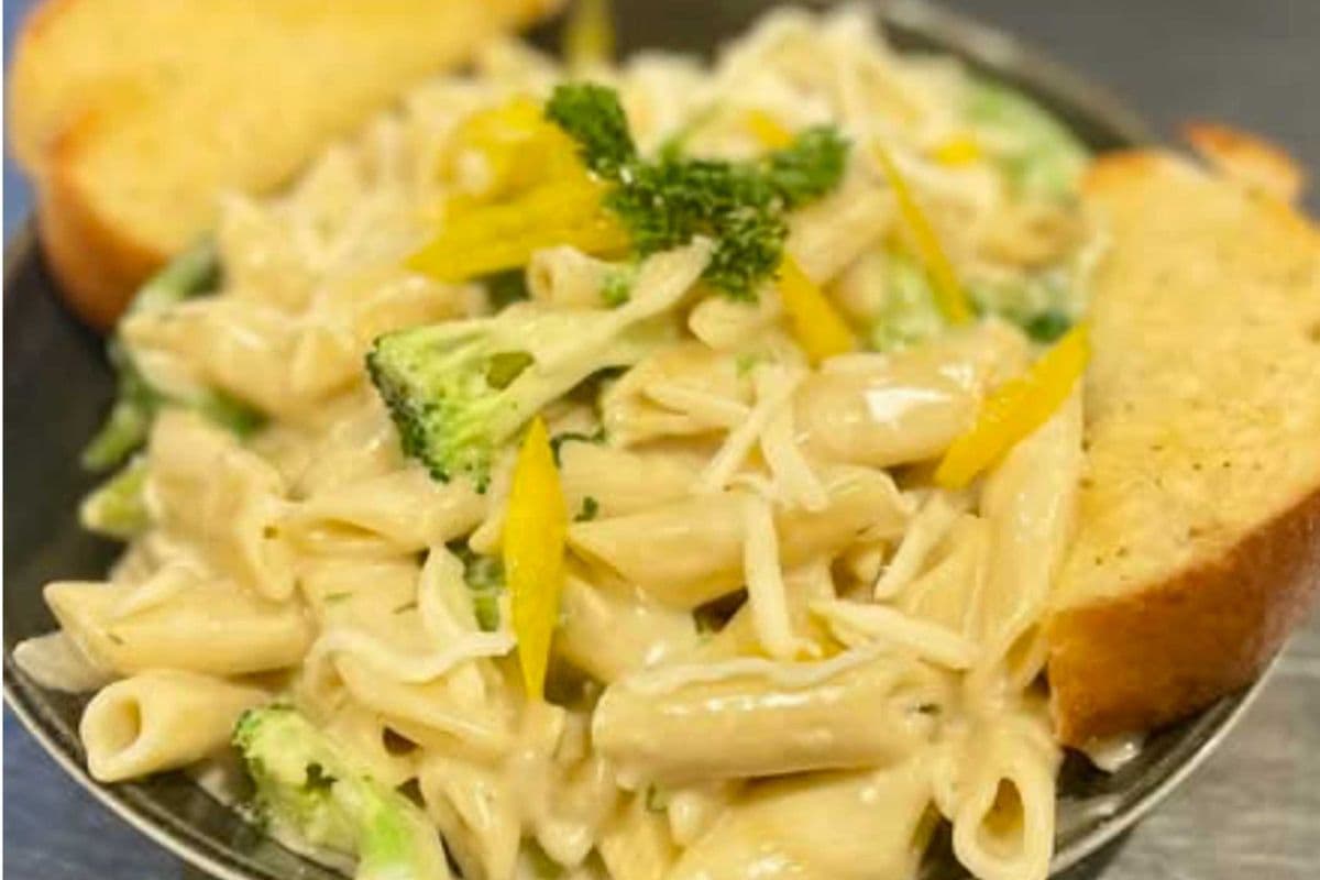 White Sauce Pasta with Garlic Bread