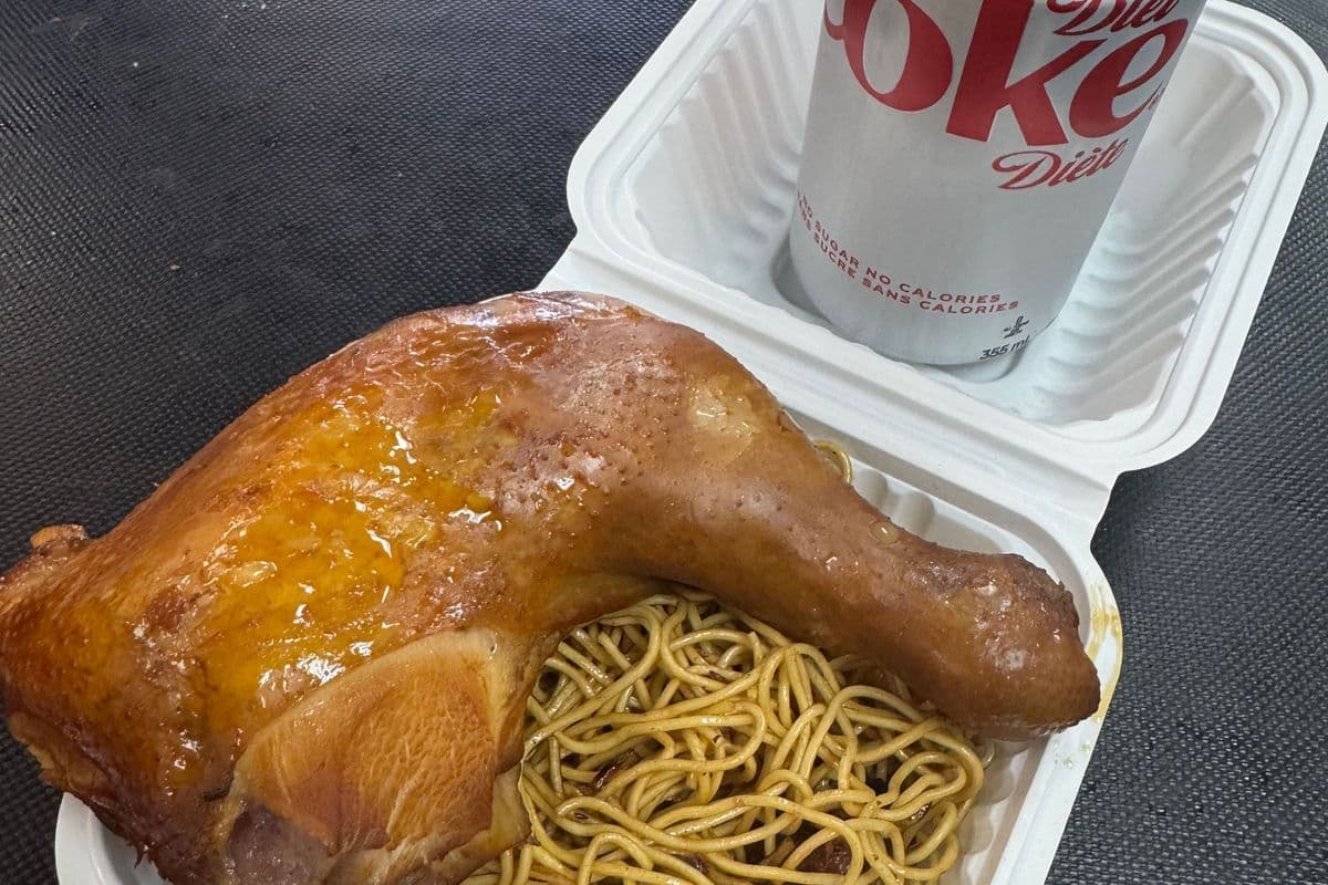 Combo A:Soy sauce chicken leg with fried egg noodles +Pop/套餐A:卤水鸡腿+炒面+饮料
