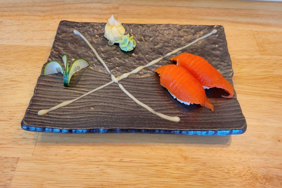 Salmon Nigiri (2 pcs)