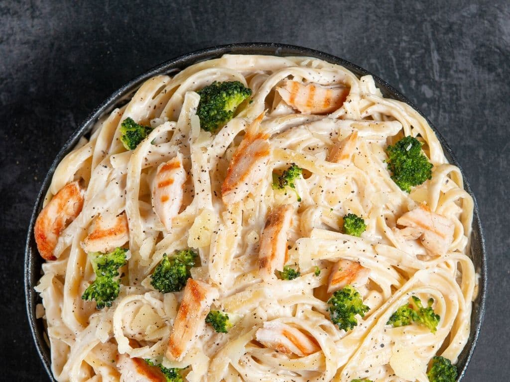 Fettuccine Alfredo Poulet et Brocolis