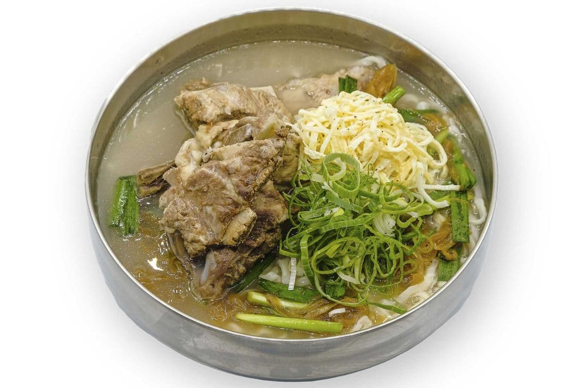 Pork bone Kalguksu