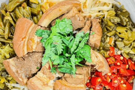 Nanchang Style Stir Rice Noodle with Braised Pork Belly红烧肉拌粉