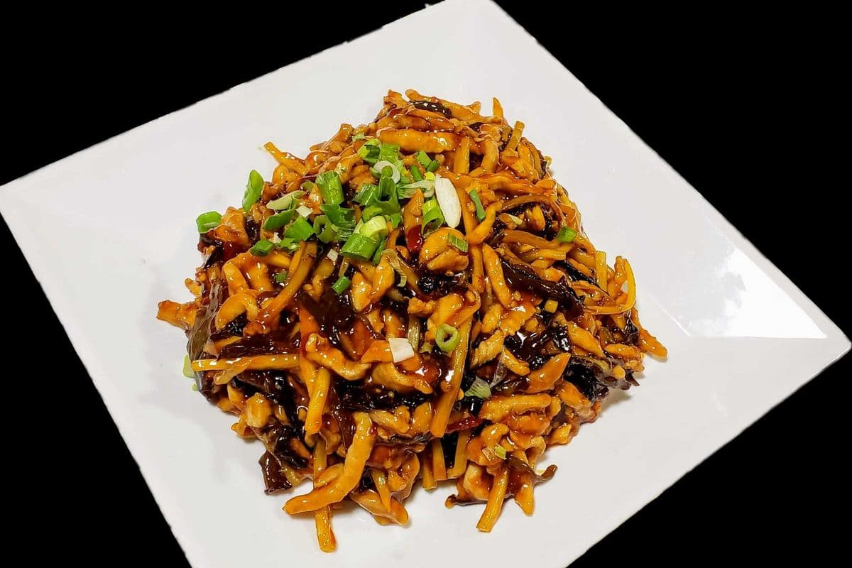 P5. Shredded Pork in Chili Garlic Sauce 魚香肉絲