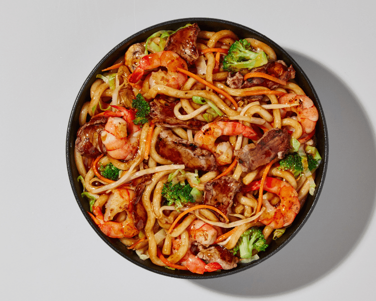 Teppanyaki au bœuf et aux crevettes avec nouilles
