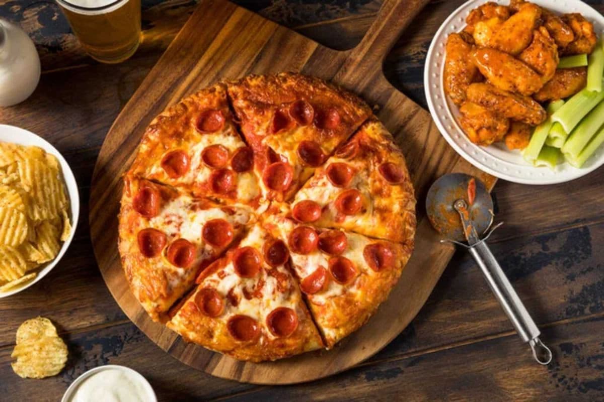 14" Large Pizza With 4 lb Wings