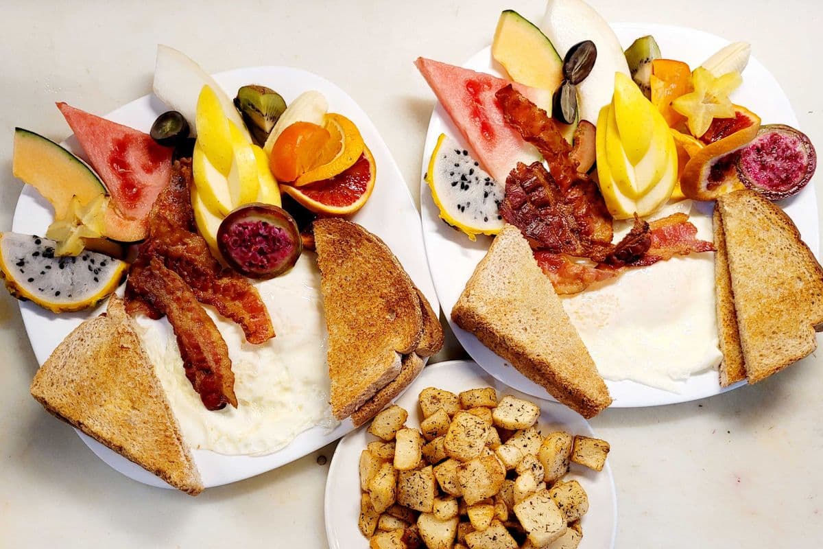 Déjeuner de deux oeufs et deux viandes ou fromage / Two Eggs and Two Meats or Cheese Breakfast