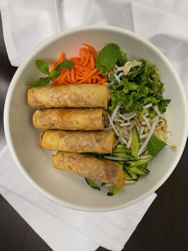 Vermicelles avec rouleaux impériaux / Vermicelli with Imperial Rolls