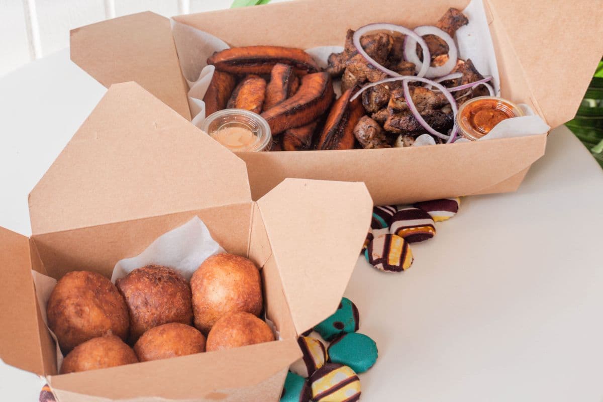 Viande de chèvre braisé (Ntaba) , plantains et beignets (6mcx)/ Braised goat meat(350g), plantains and beignets (6pcs)