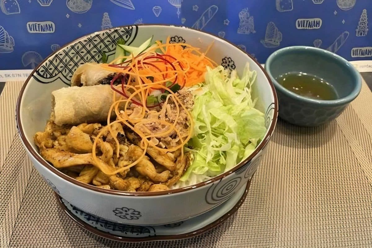 M24 - Spicy Stir-fried Chicken W. lemongrass Noodles Bowl (Spicy) (Bún Gà Xào Sả)