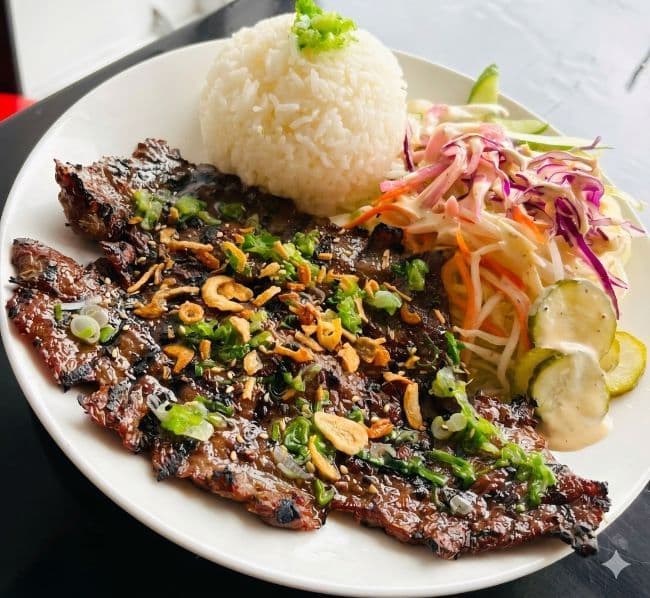 C2. Bœuf grillé avec riz ou vermicelle / Grilled Beef with Rice or Vermicelli