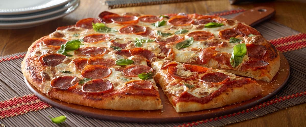 1 petite pizza avec 3 garnitures / 1 Small Pizza with 3 Toppings + 6 ailes de poulet