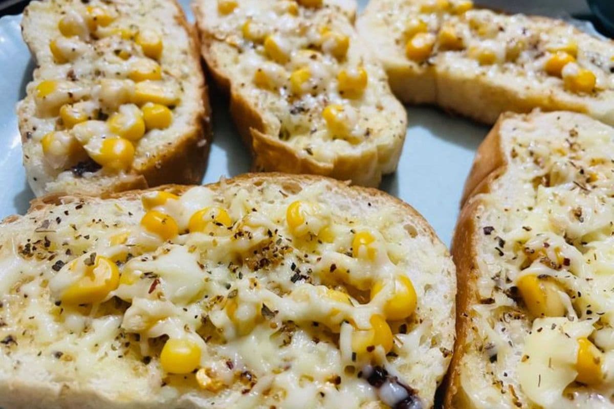 Garlic bread with Cheese, Jalapenos & Sweet corn