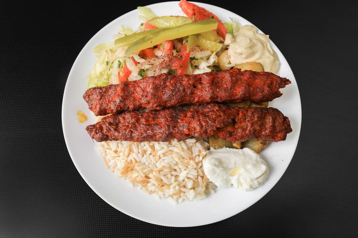 Plat de merguez (1 kg- 10 brochettes et accompagnements)