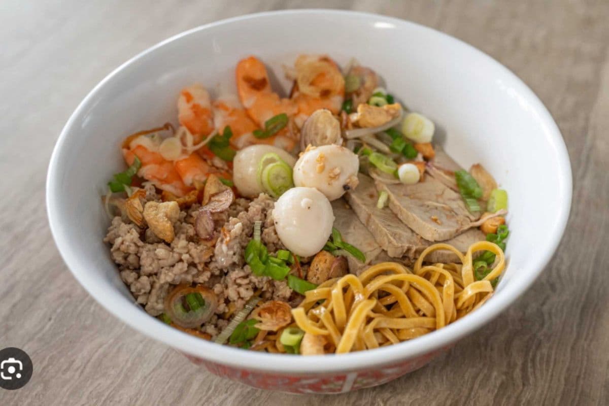 32. Dry-Mixed Vietnamese Noodles with Soup (Hu Tieu Khô) *NEW*