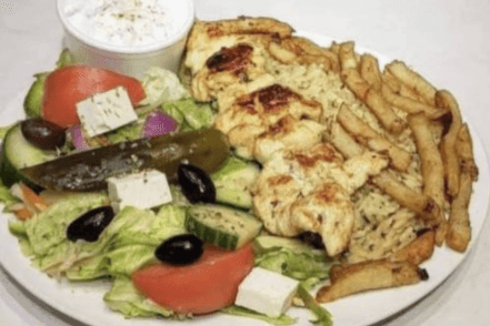 Deux plats de brochettes (1 mcx)